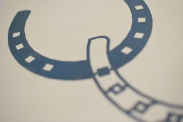 detalhe da gravacao da sinaletica em plastico gravoplay