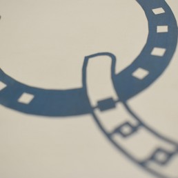 detalhe da gravacao da sinaletica em plastico gravoplay
