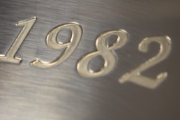 detalhe da gravacao em placa de aco