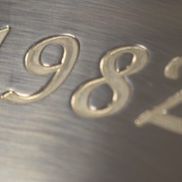 detalhe da gravacao em placa de aco