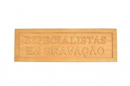 gravacao em madeira alto relevo
