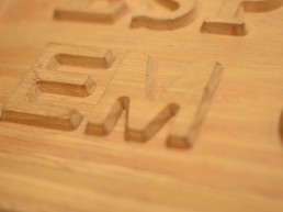gravacoes em madeira alto relevo detalhe