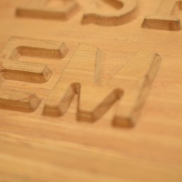 gravacoes em madeira alto relevo detalhe