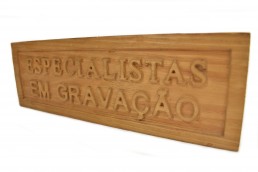 gravacoes em madeira alto relevo