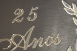 placa de  anos gravada a aco