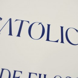 placa de sinaletica de impressao em plastico detalhe catolica