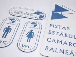 sinaletica azul e branca